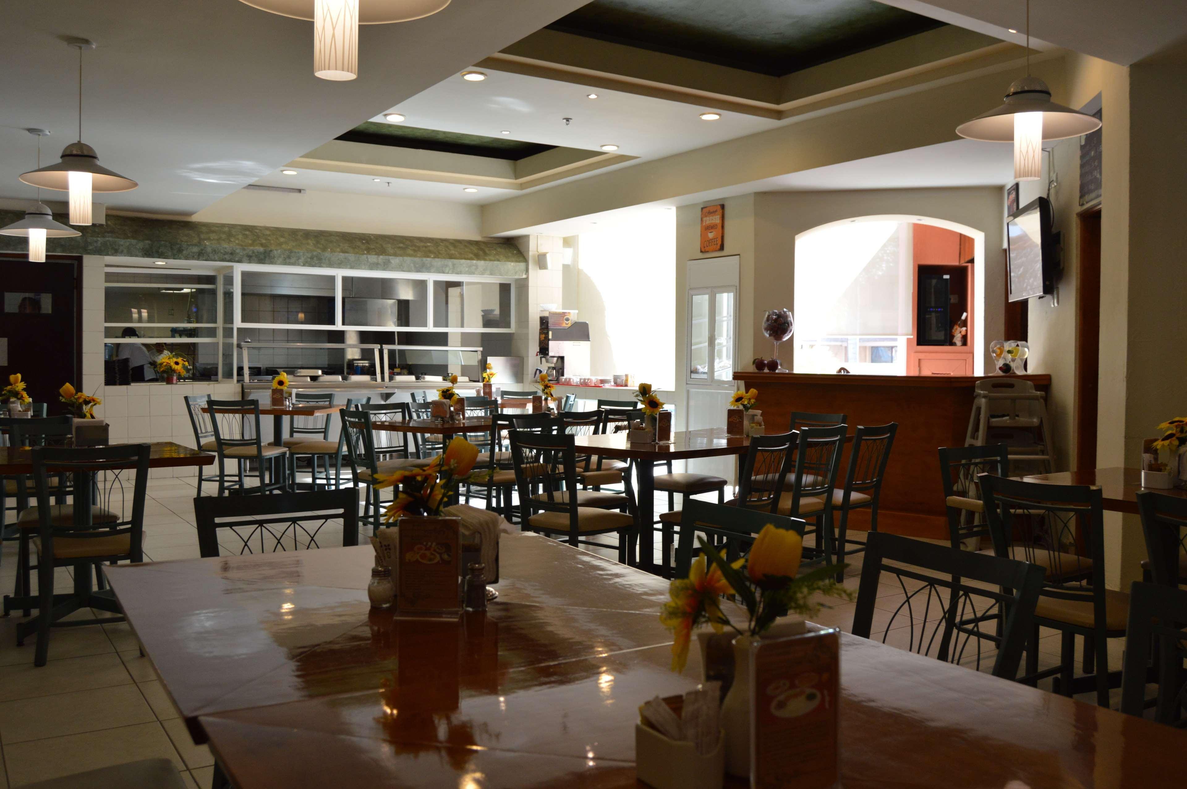 Best Western Bazarell Inn Montemorelos Bagian luar foto