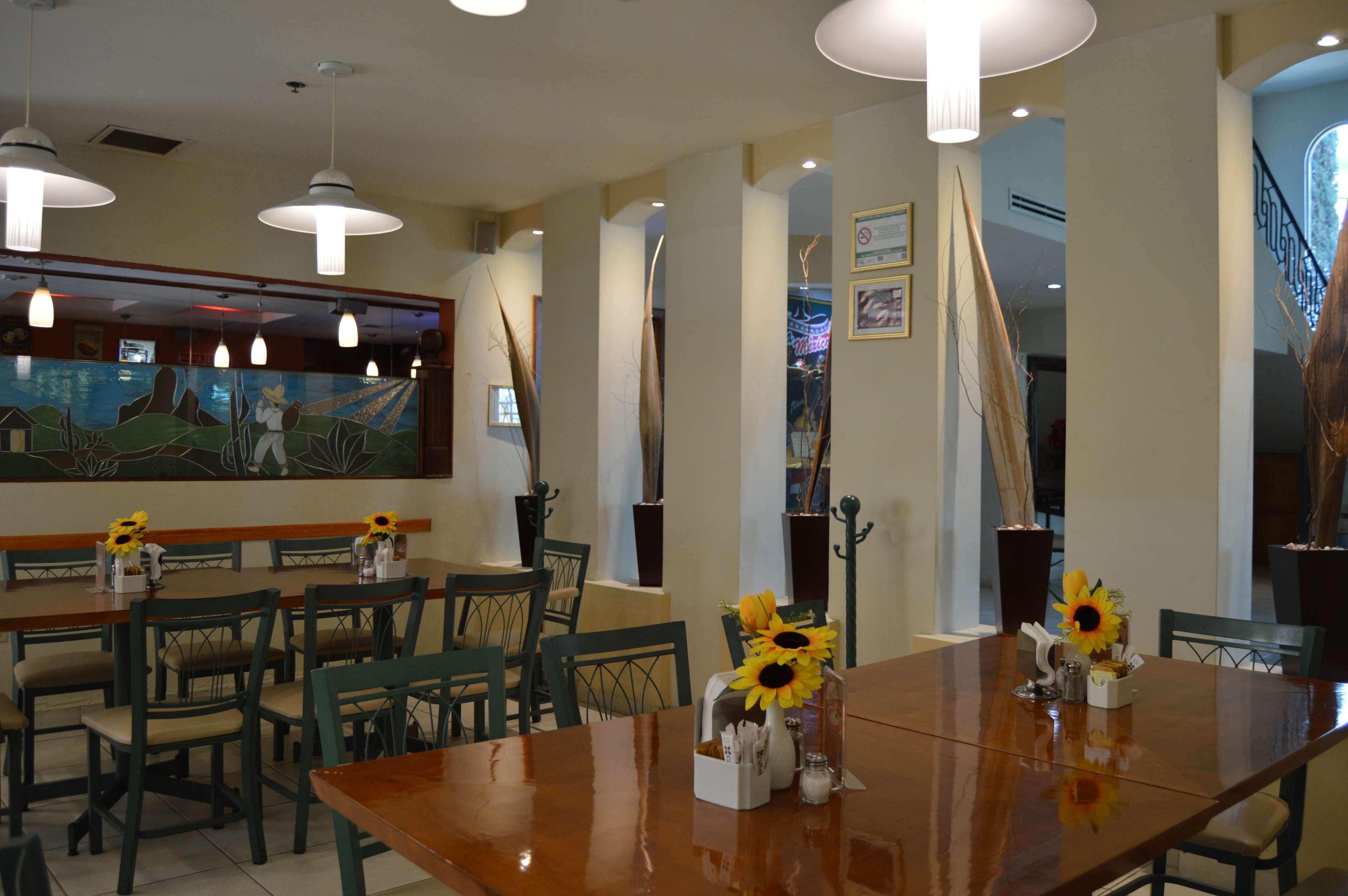 Best Western Bazarell Inn Montemorelos Bagian luar foto