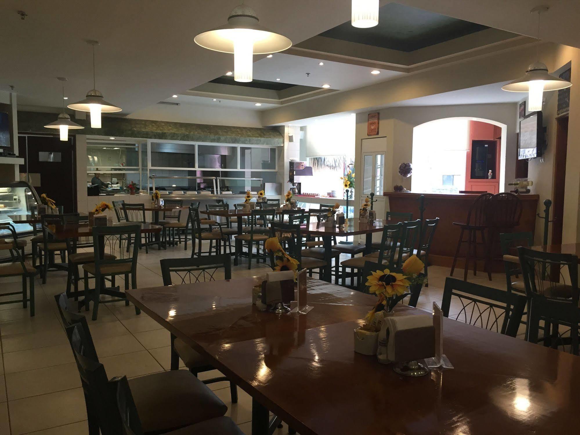 Best Western Bazarell Inn Montemorelos Bagian luar foto