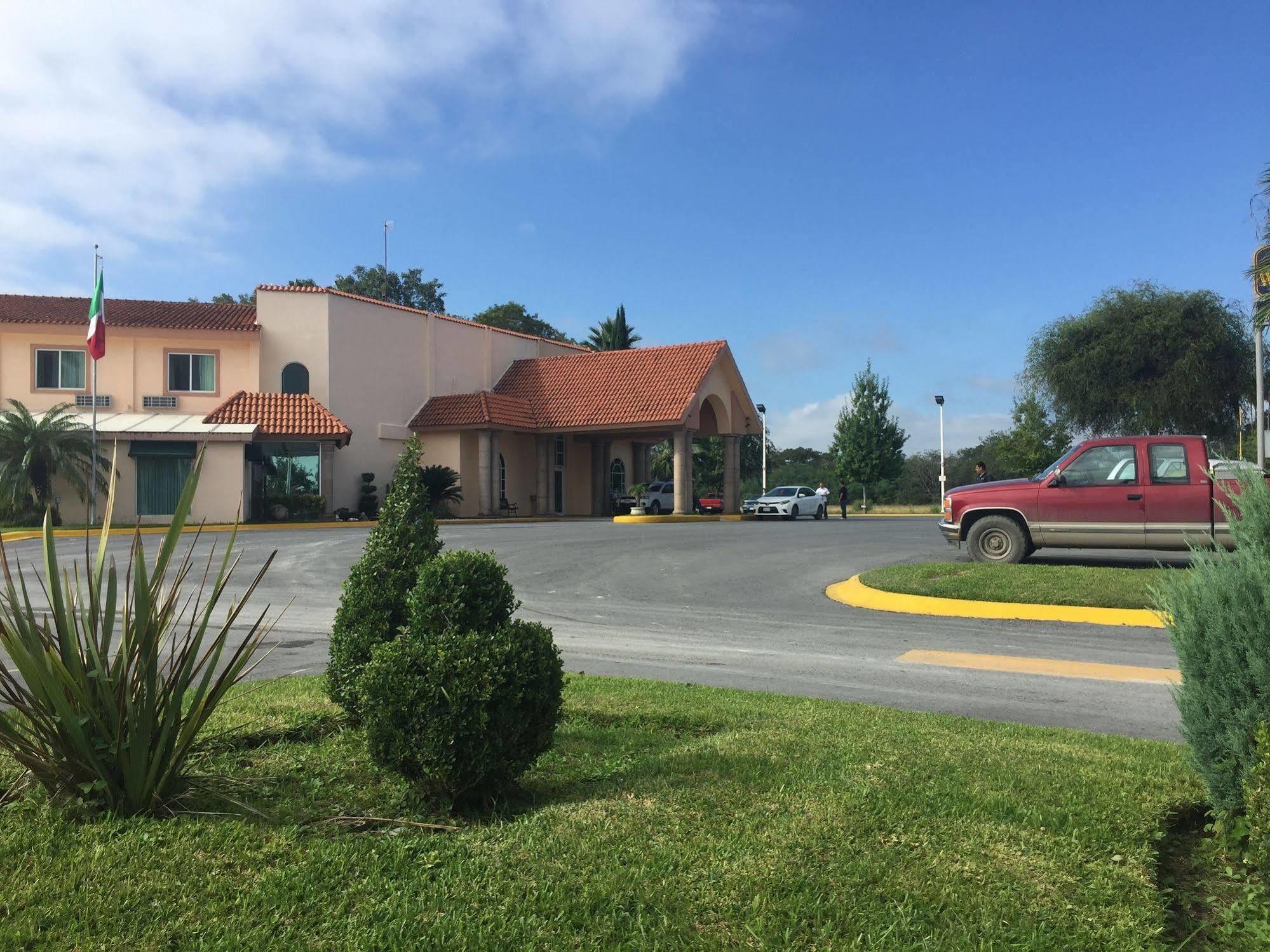 Best Western Bazarell Inn Montemorelos Bagian luar foto
